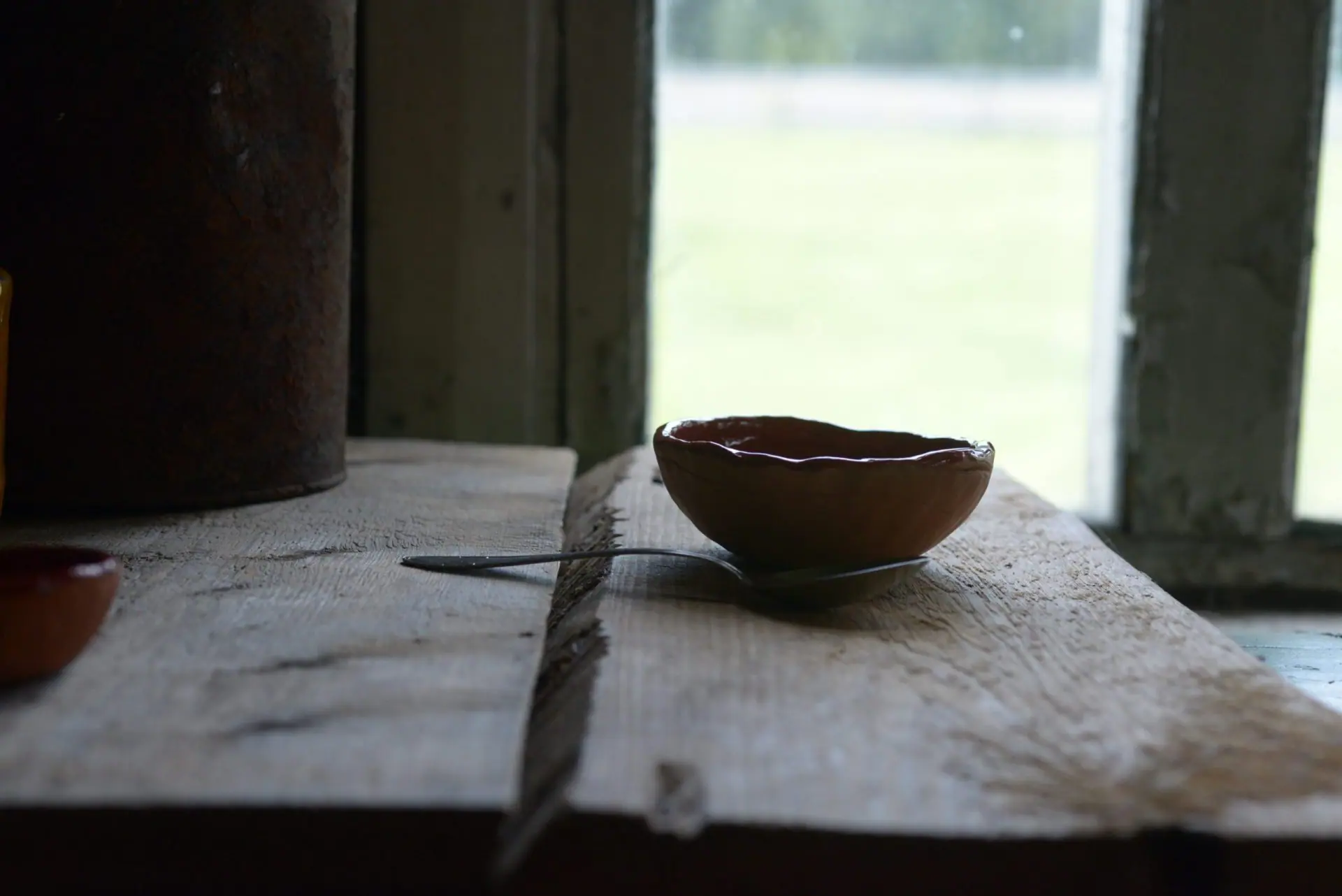 Keramikinis dubenėlis prie lango